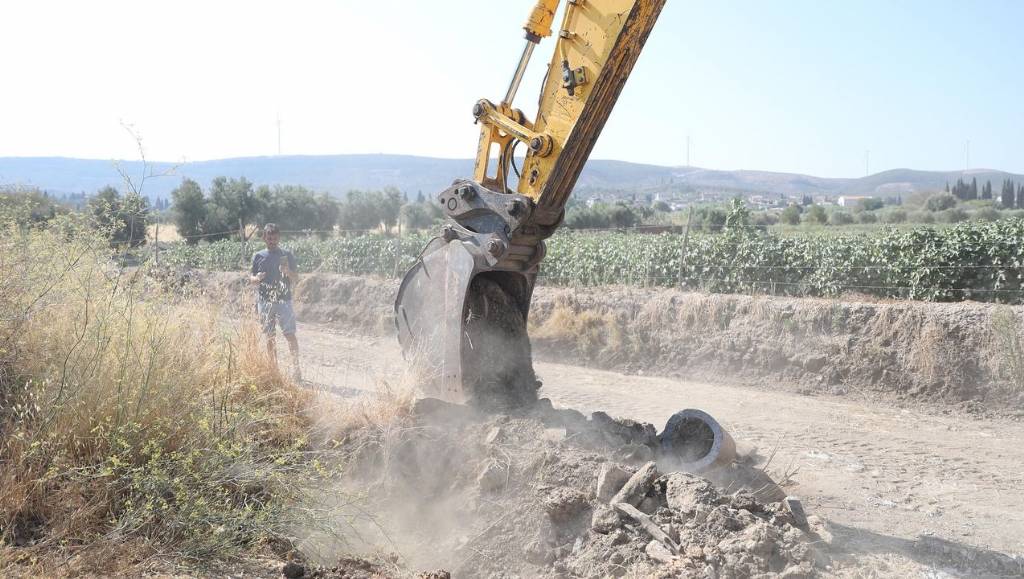 Didim Belediyesi Akyeniköy Mahallesi'ndeki Yağmur Suyu Sorununu Çözüyor