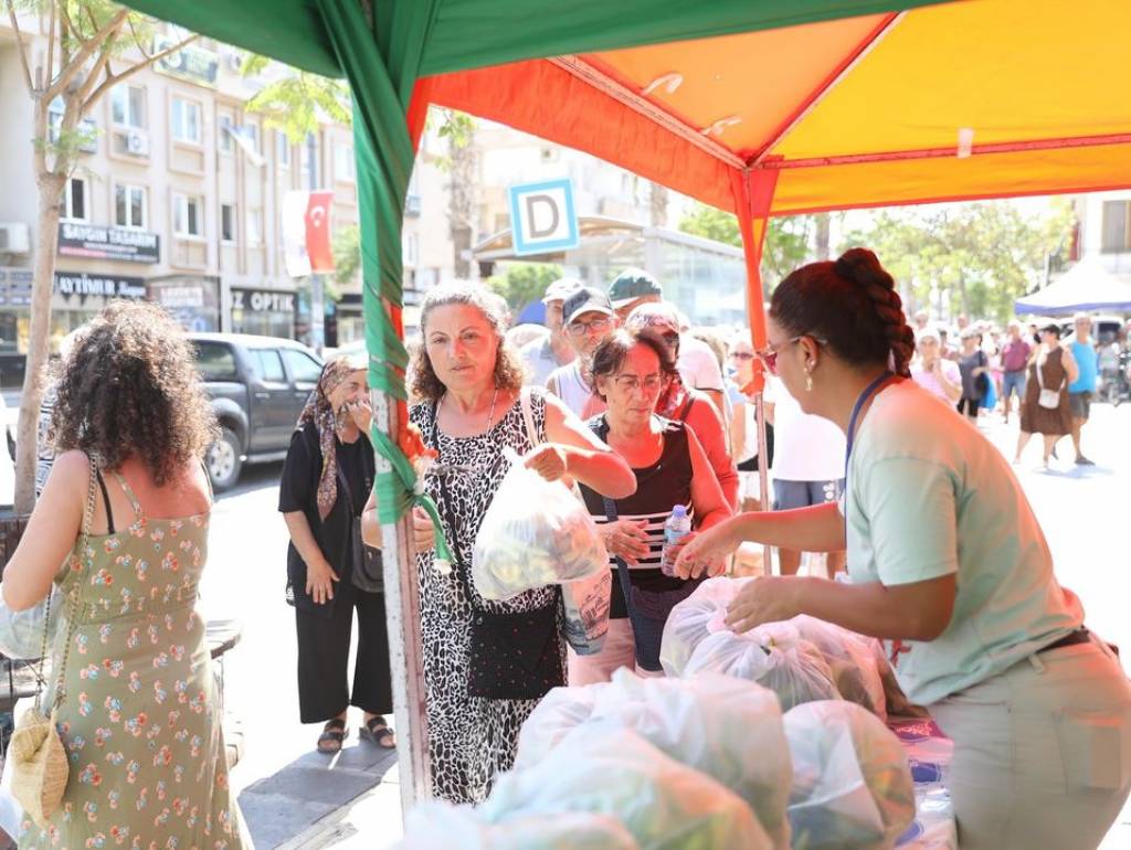 Didim Belediyesi'nden Ücretsiz Sebze Dağıtımı