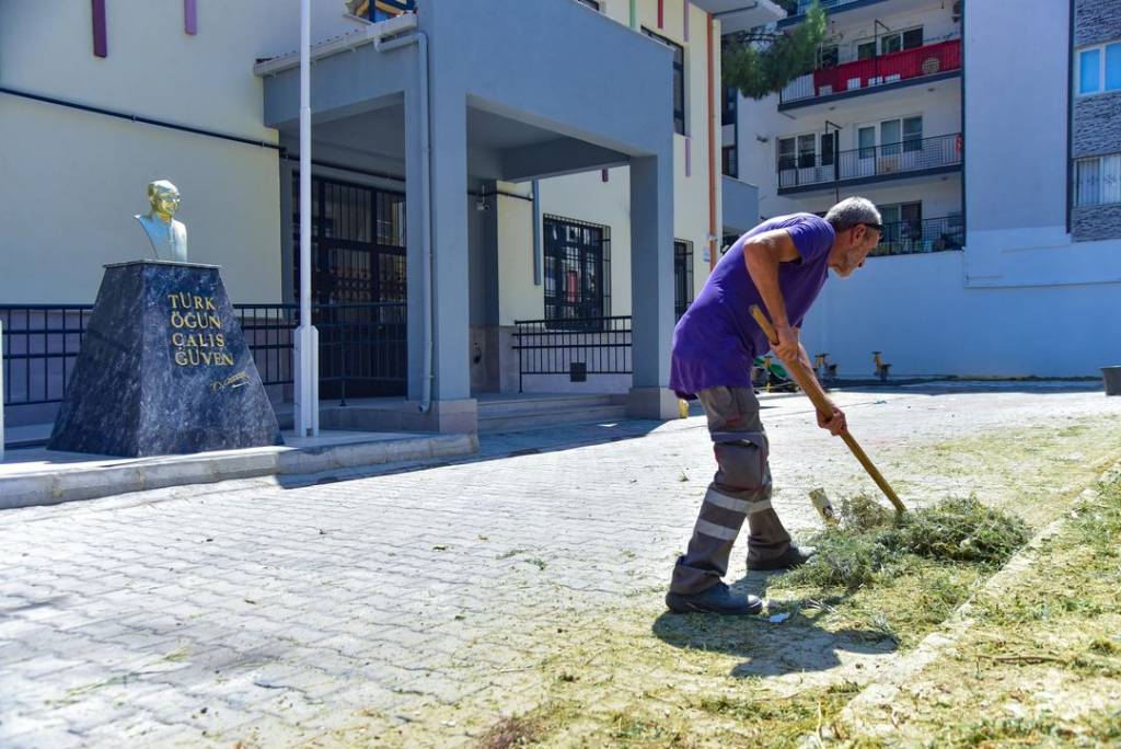 İncirliova Belediyesi, Okul Bahçelerini Yeniliyor