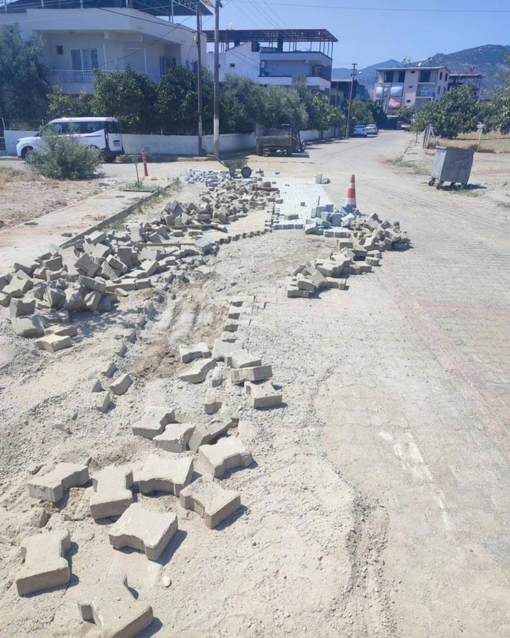 Germencik Belediyesi'nden Yol Yapım ve Bakım Çalışmaları