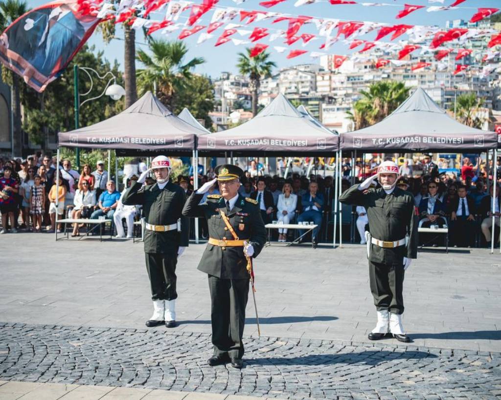 Kuşadası'nda 30 Ağustos Zafer Bayramı Coşkuyla Kutlandı