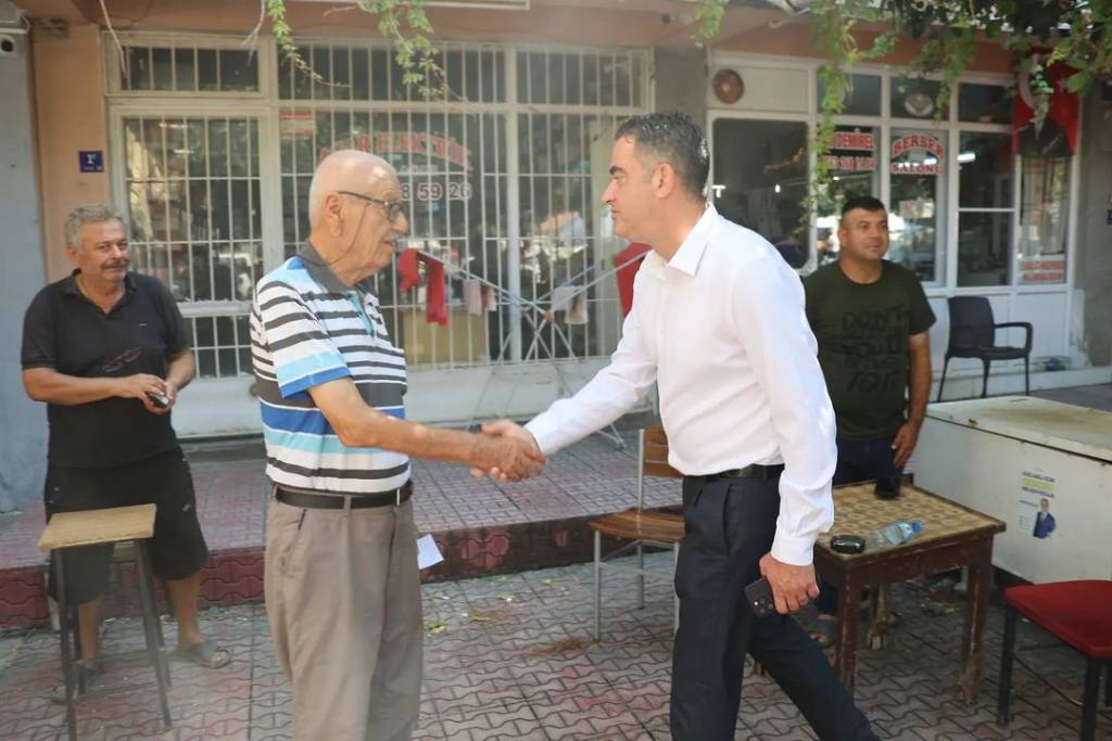 Koçarlı Belediye Başkanı Özgür Arıcı, Bıyıklı Mahallesi Pazarını Ziyaret Etti