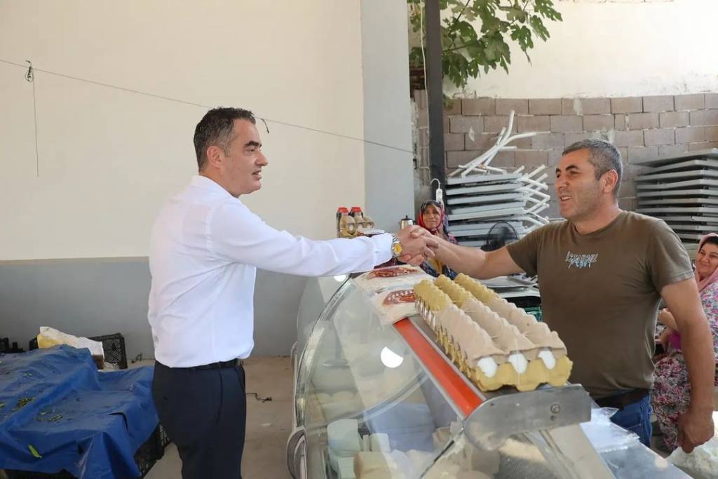 Koçarlı Belediye Başkanı Özgür Arıcı, Bıyıklı Mahallesi Pazarını Ziyaret Etti