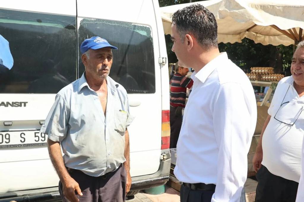 Koçarlı Belediye Başkanı Özgür Arıcı, Bıyıklı Mahallesi Pazarını Ziyaret Etti