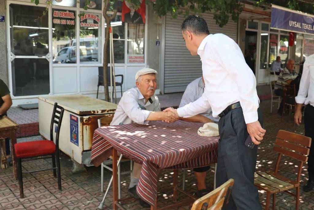 Koçarlı Belediye Başkanı Özgür Arıcı, Bıyıklı Mahallesi Pazarını Ziyaret Etti