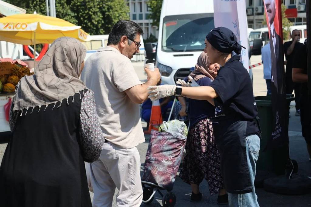 Koçarlı'da Limonata İkramı ve Vatandaşlarla Buluşma