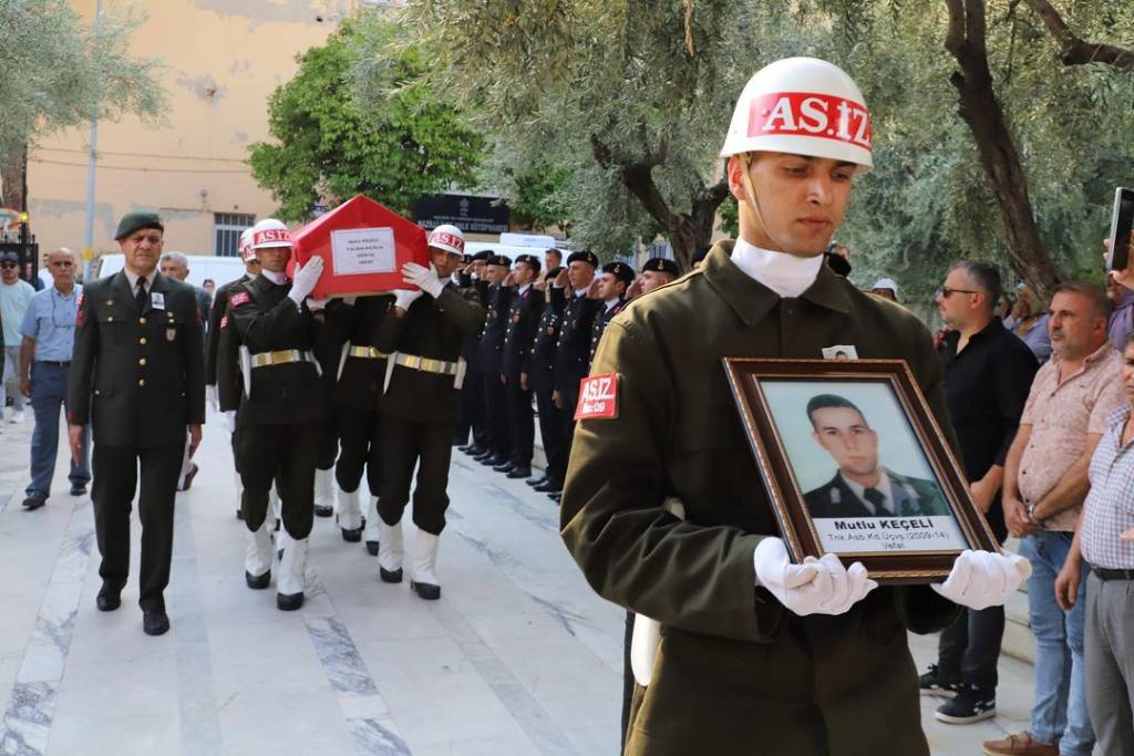 Nazilli Belediye Başkanı Ertuğrul Tetik, Astsubay Mutlu Keçeli'nin Cenaze Törenine Katıldı