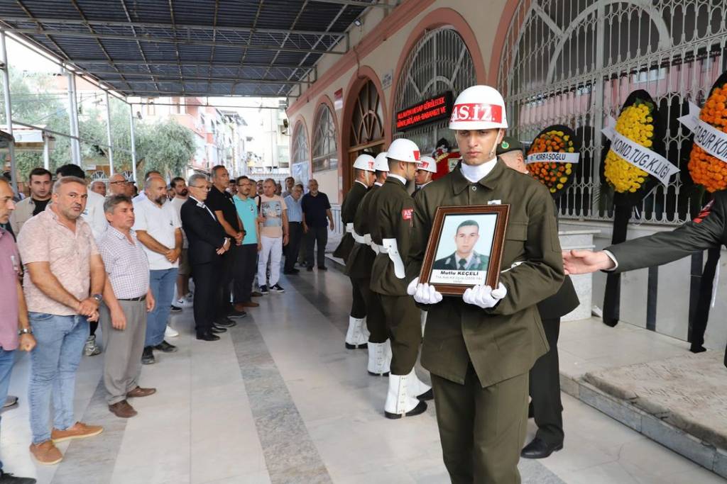 Nazilli Belediye Başkanı Ertuğrul Tetik, Astsubay Mutlu Keçeli'nin Cenaze Törenine Katıldı