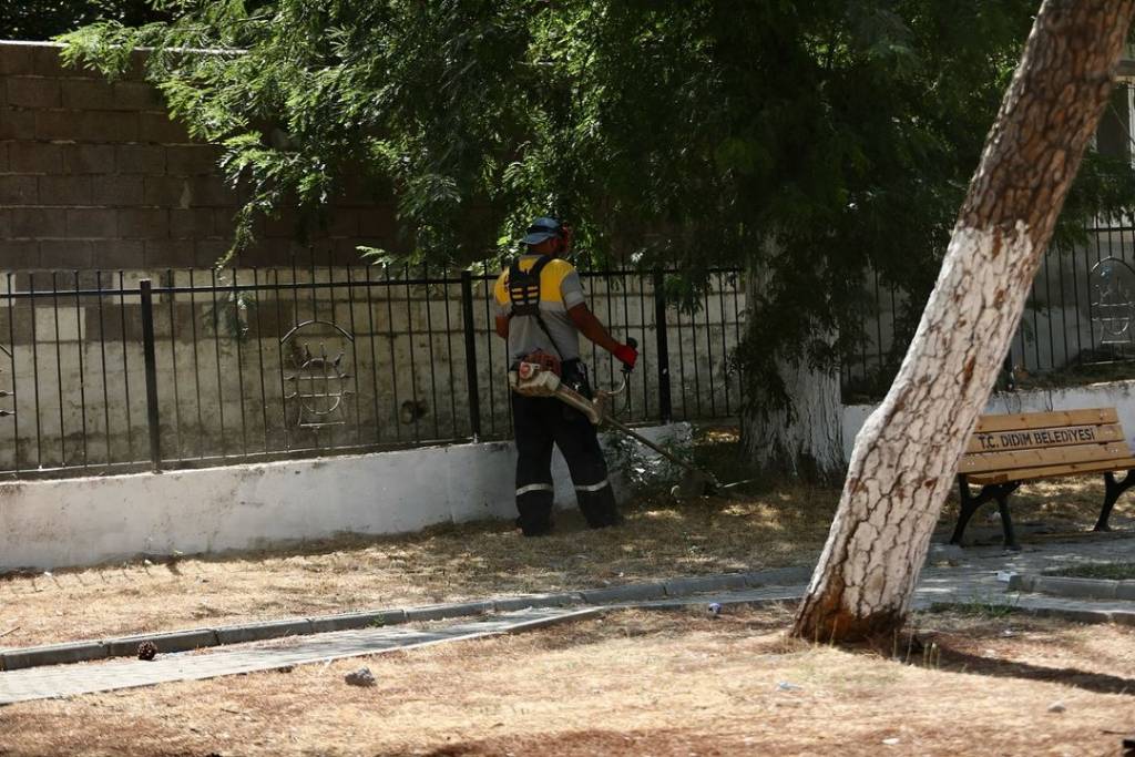 Didim Belediyesi Balat Mahallesi'nde Temizlik Çalışmaları Gerçekleştirdi