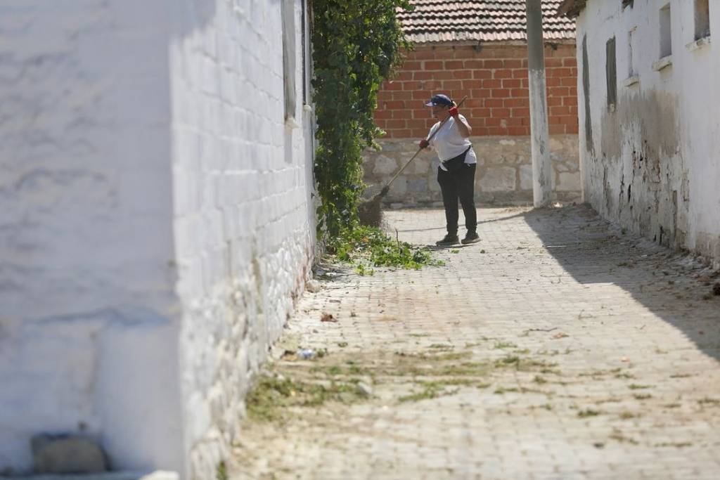 Didim Belediyesi Balat Mahallesi'nde Temizlik Çalışmaları Gerçekleştirdi