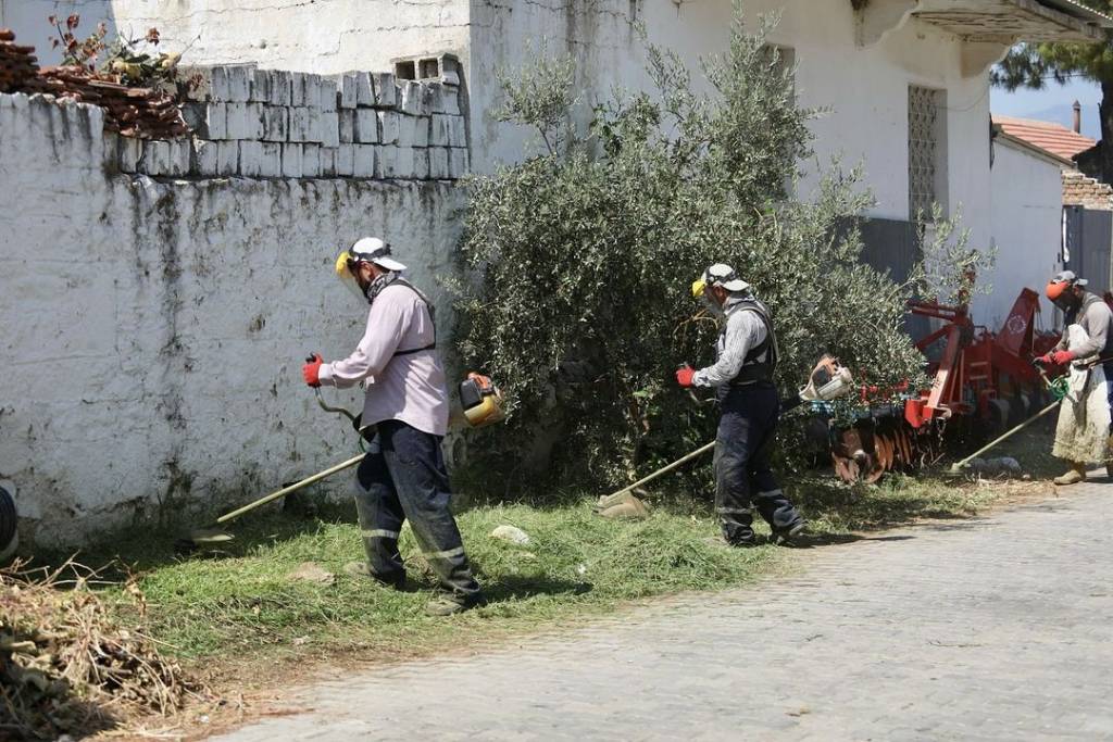 Didim Belediyesi Balat Mahallesi'nde Temizlik Çalışmaları Gerçekleştirdi