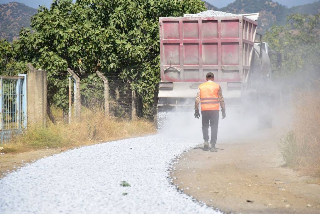 İncirliova'da Karabağ Mahallesi Bağlantı Yolu Asfaltlanıyor