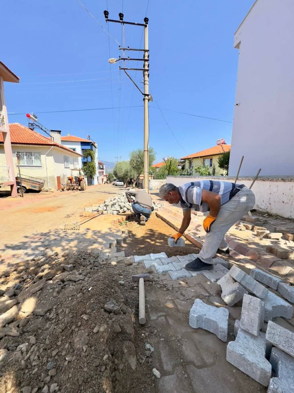 Karacasu Belediyesi, Cuma Mahallesi'nde Parke Taşı Döşeme Çalışmalarına Devam Ediyor