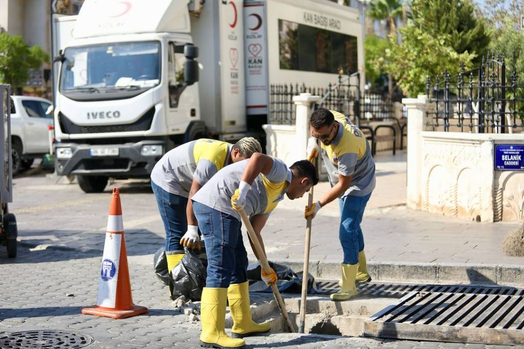 Didim Belediyesi'nden Mazgal ve Izgara Temizliği Çalışmaları