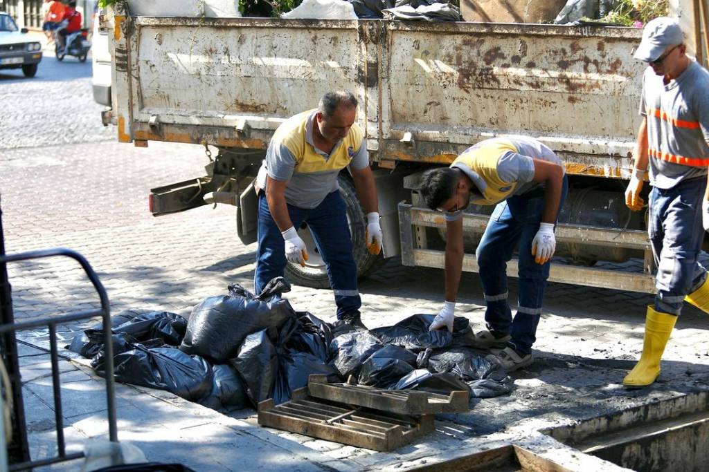 Didim Belediyesi'nden Mazgal ve Izgara Temizliği Çalışmaları