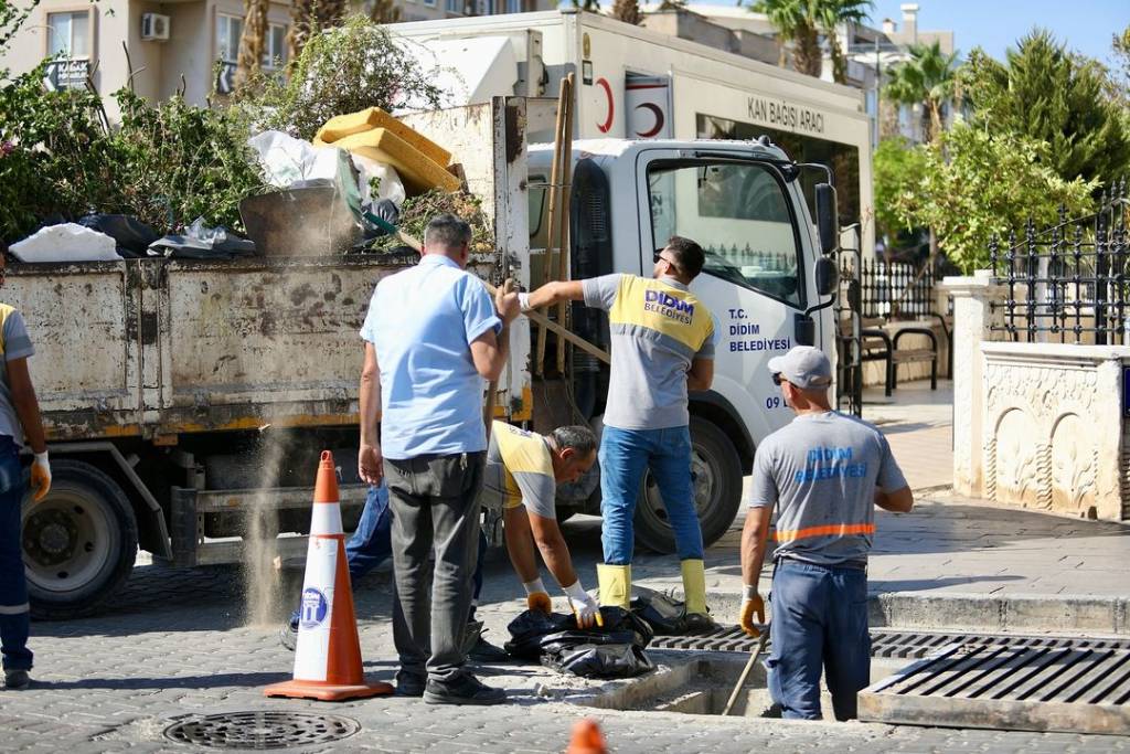 Didim Belediyesi'nden Mazgal ve Izgara Temizliği Çalışmaları