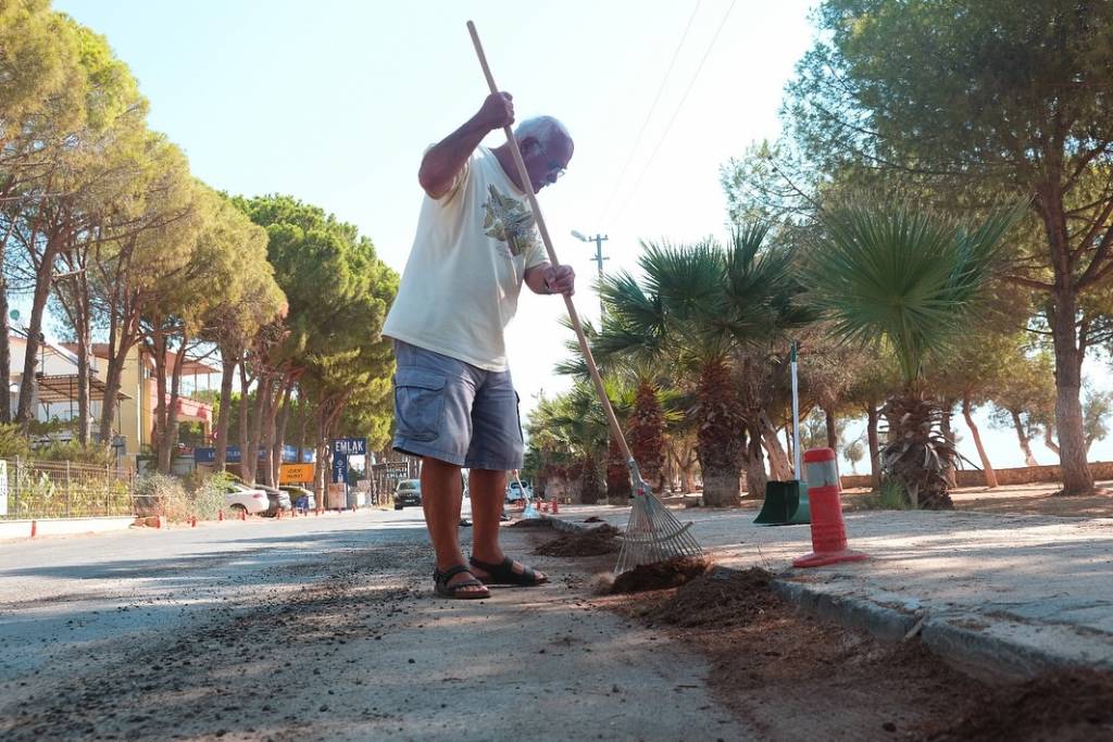 Didim Belediyesi, Fevzipaşa Mahallesi'nde Temizlik Çalışmaları Gerçekleştirdi