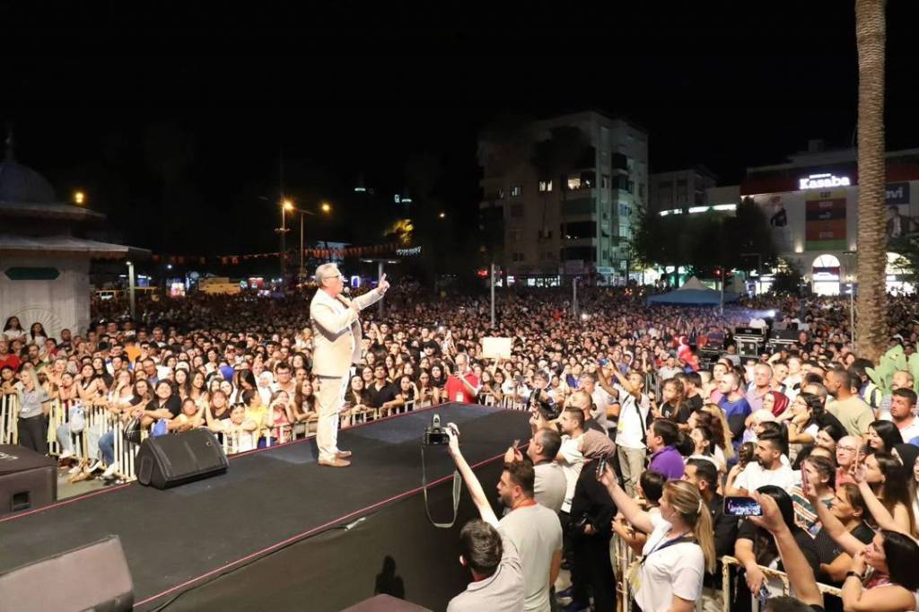 Nazilli'de Tarihi An: Haluk Levent Konseri büyük ilgi gördü