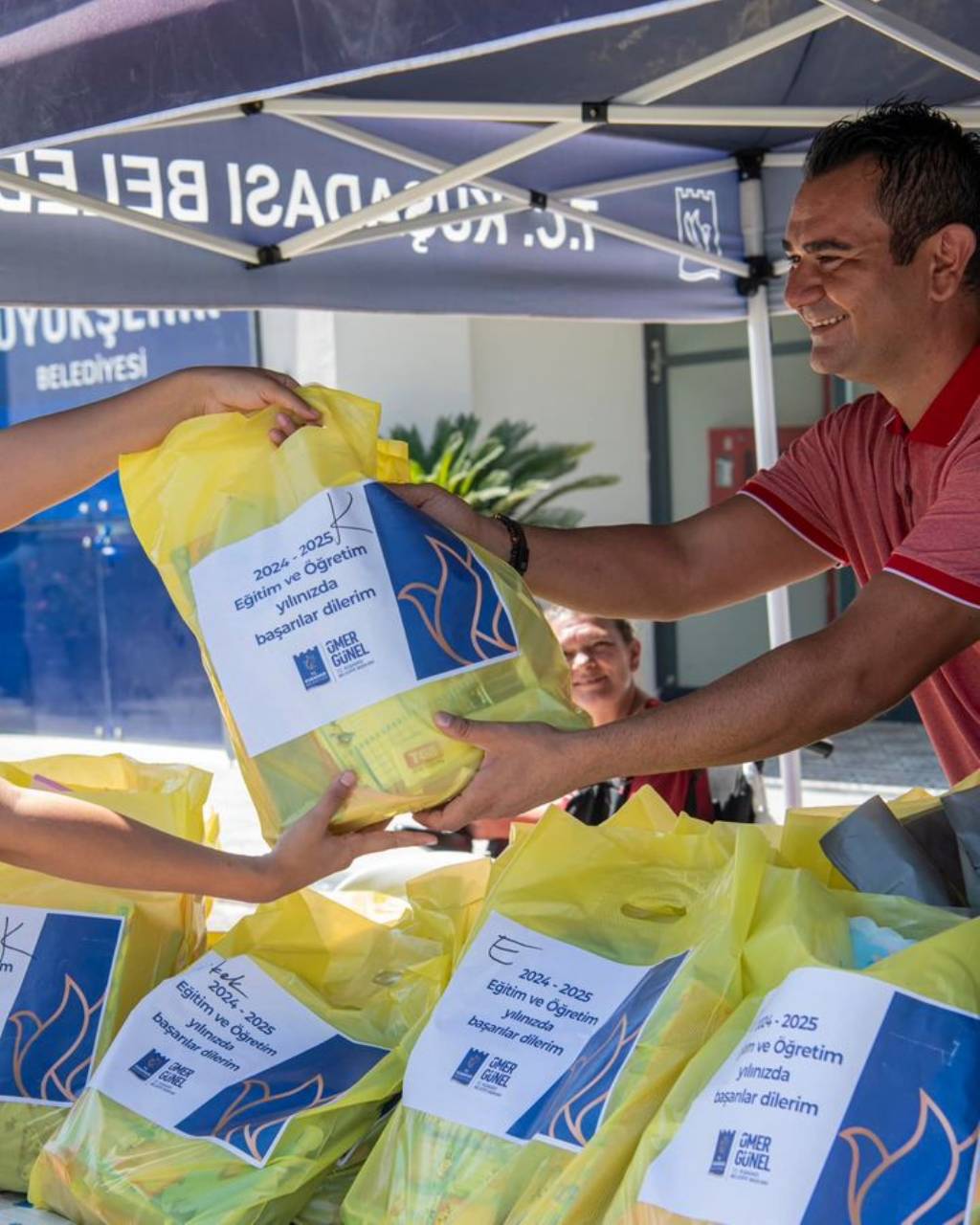 Kuşadası Belediyesi'nden Öğrencilere Kırtasiye Desteği