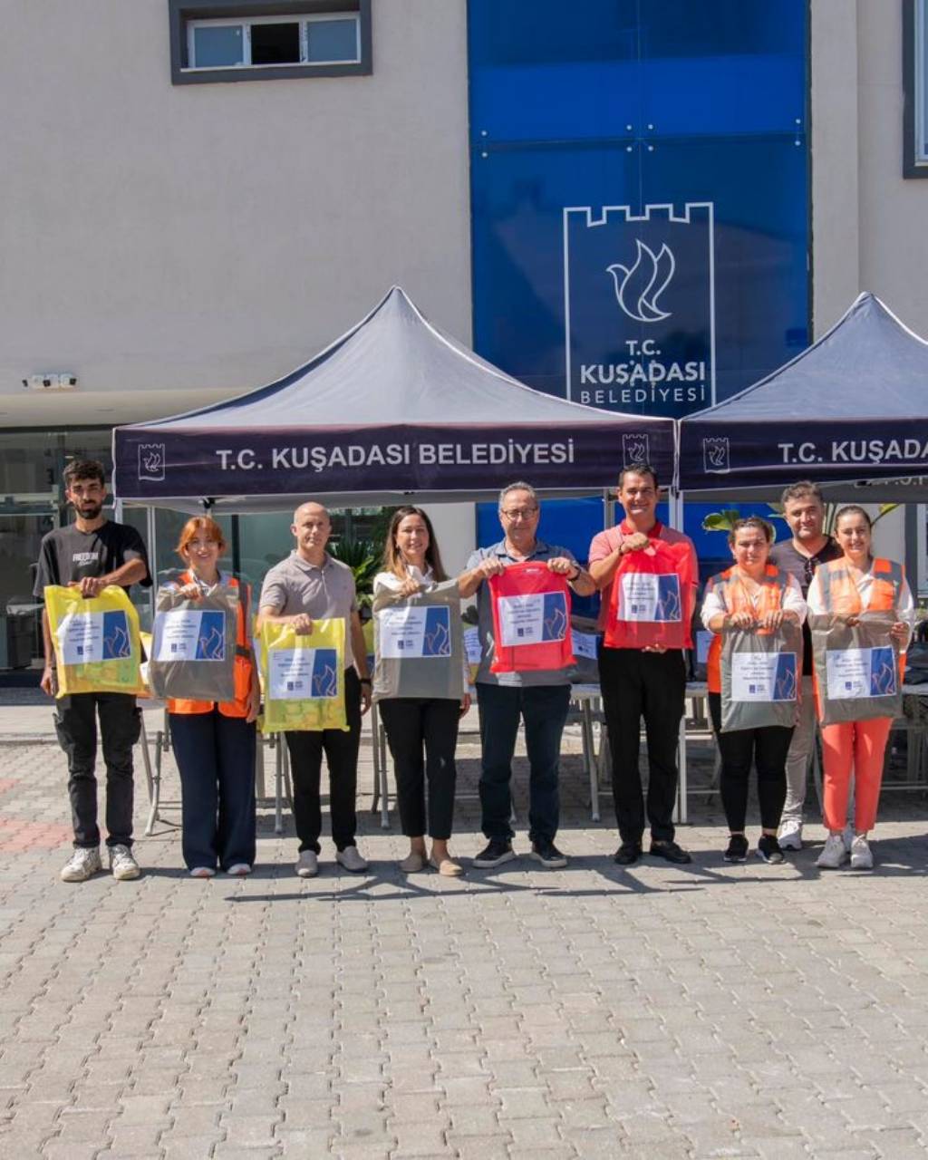 Kuşadası Belediyesi'nden Öğrencilere Kırtasiye Desteği