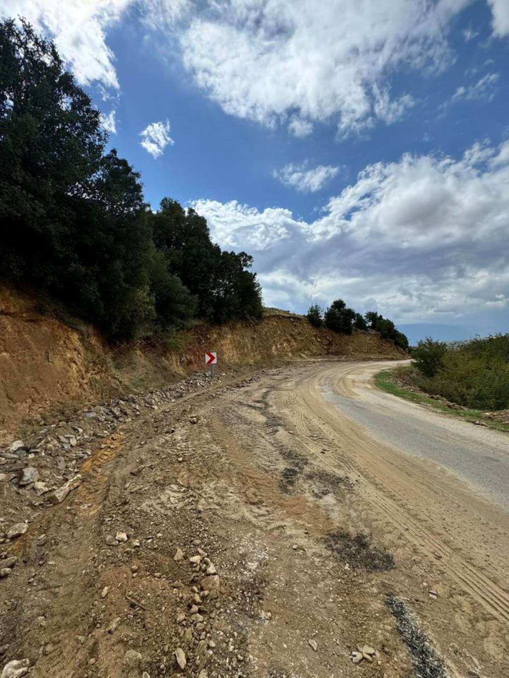 Karacasu Belediyesi Yol Bakım Onarım Çalışmalarına Devam Ediyor