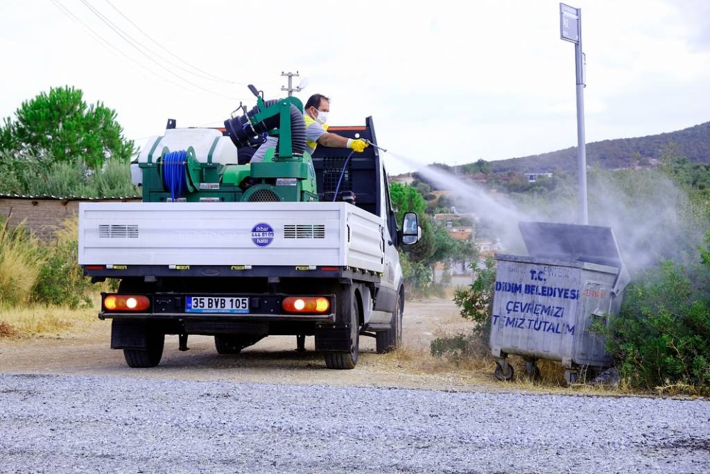 Didim Belediyesi Çöp Konteynerlerini İlaçlıyor