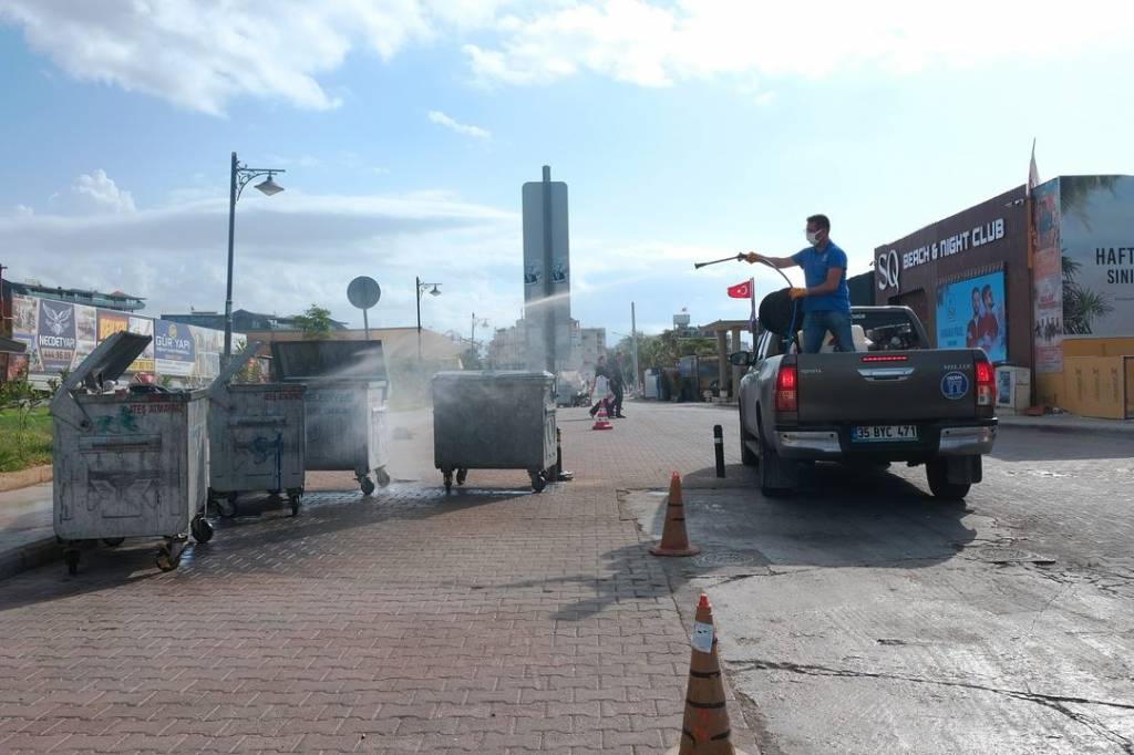 Didim Belediyesi Çöp Konteynerlerini İlaçlıyor