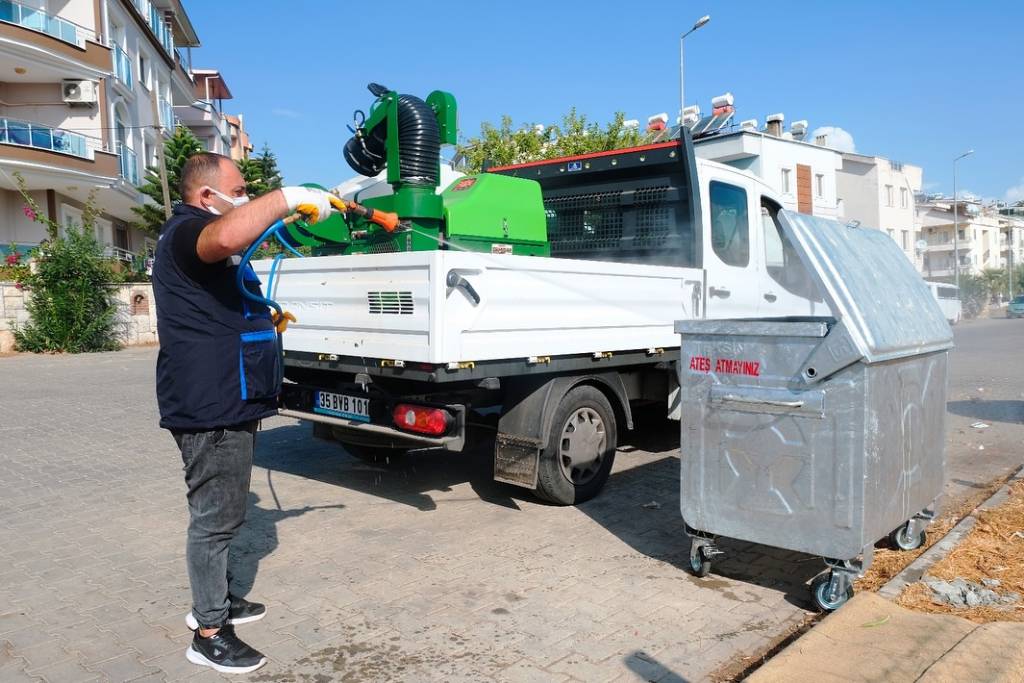 Didim Belediyesi Çöp Konteynerlerini İlaçlıyor