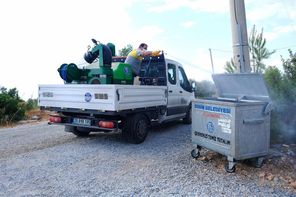 Didim Belediyesi Çöp Konteynerlerini İlaçlıyor