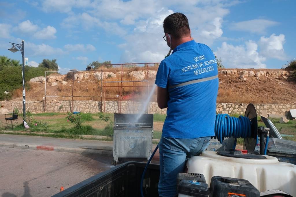 Didim Belediyesi Çöp Konteynerlerini İlaçlıyor