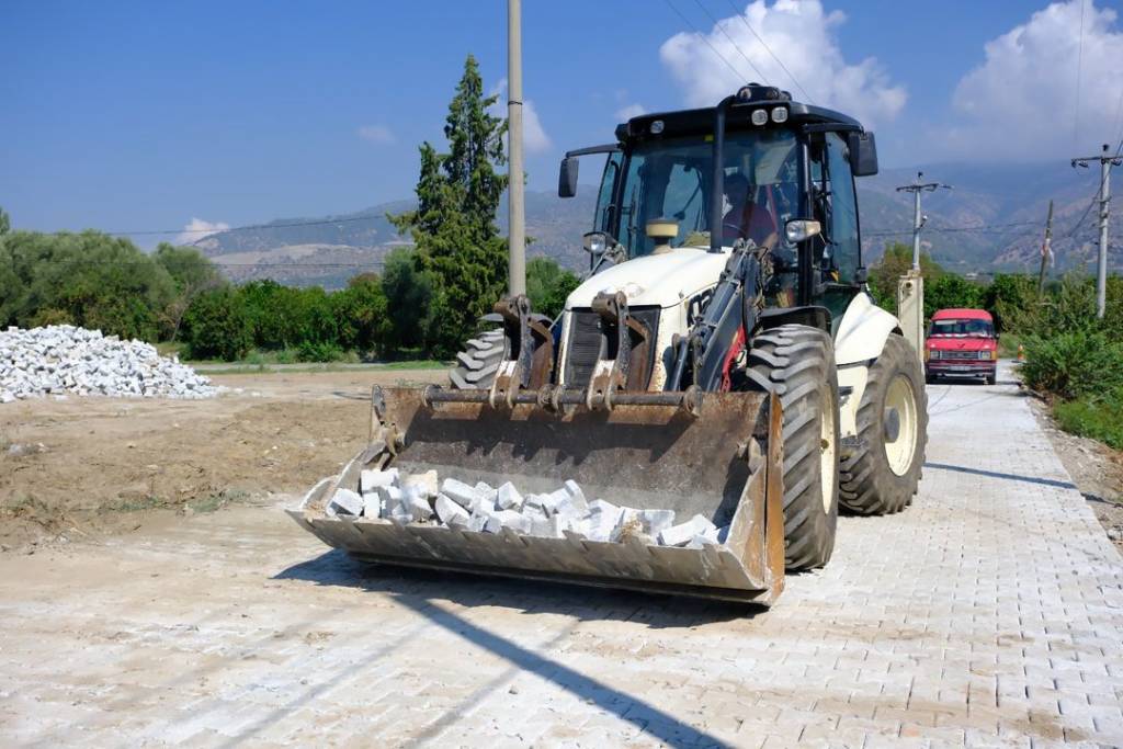 Kuyucak Belediyesi Yol Çalışmalarını Tamamladı