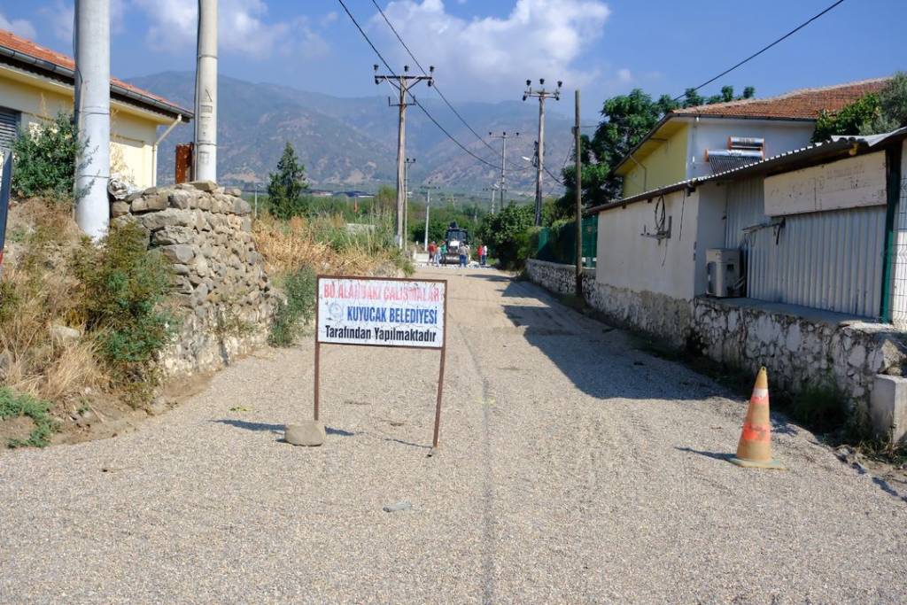 Kuyucak Belediyesi Yol Çalışmalarını Tamamladı