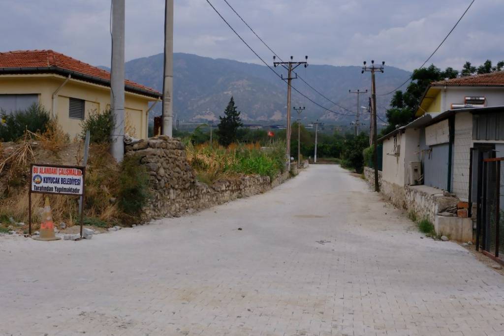 Kuyucak Belediyesi Yol Çalışmalarını Tamamladı