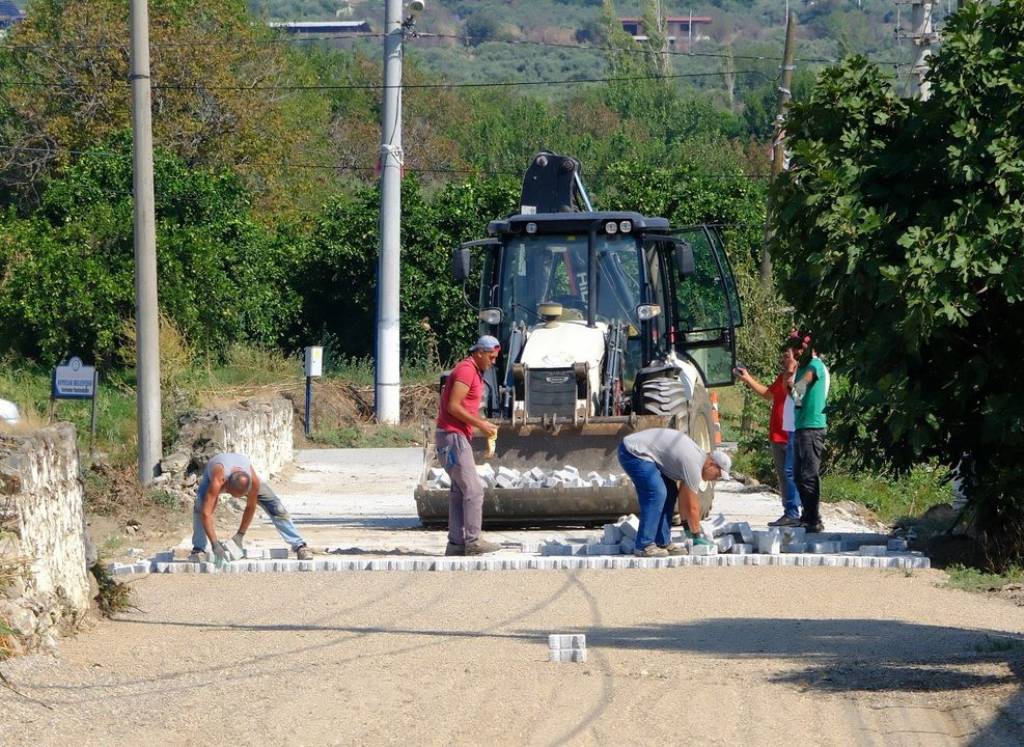 Kuyucak Belediyesi Yol Çalışmalarını Tamamladı