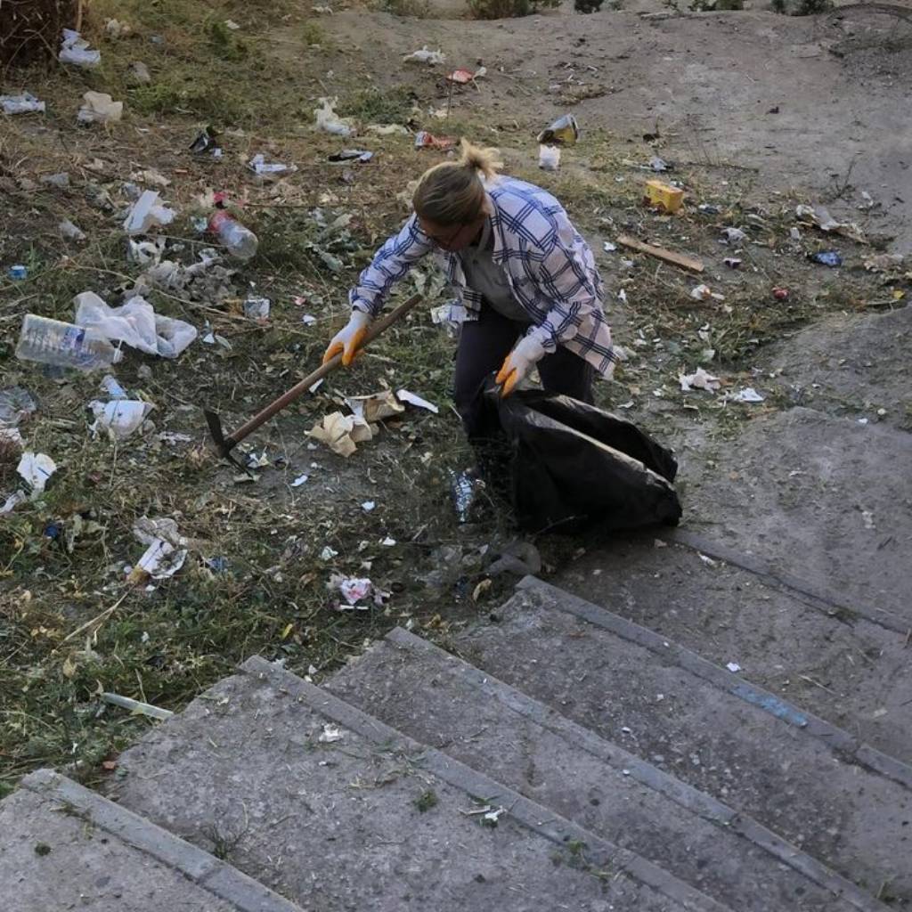 Söke Belediyesi Ekipleri Yeşil Alan Temizliklerine Devam Ediyor