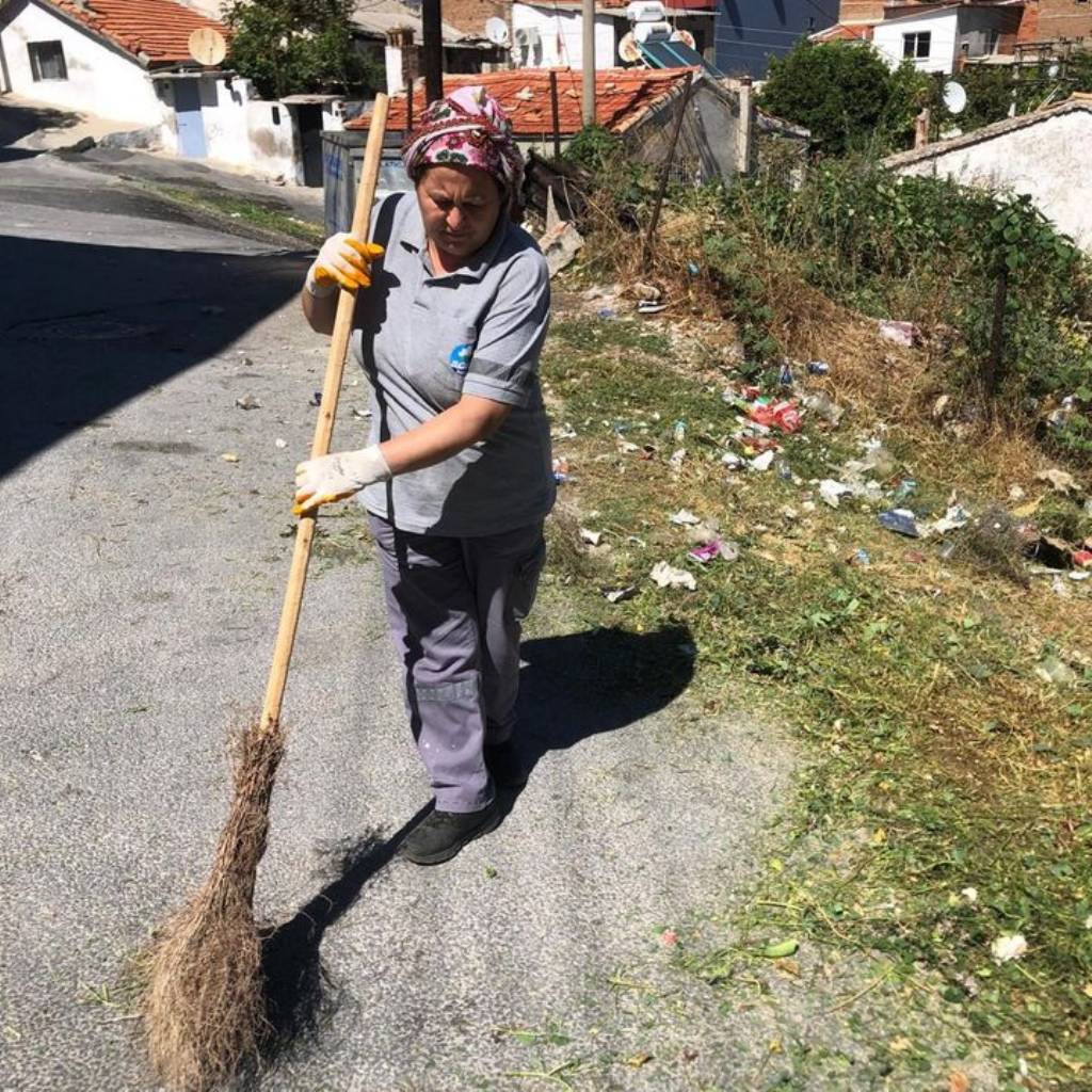 Söke Belediyesi Ekipleri Yeşil Alan Temizliklerine Devam Ediyor