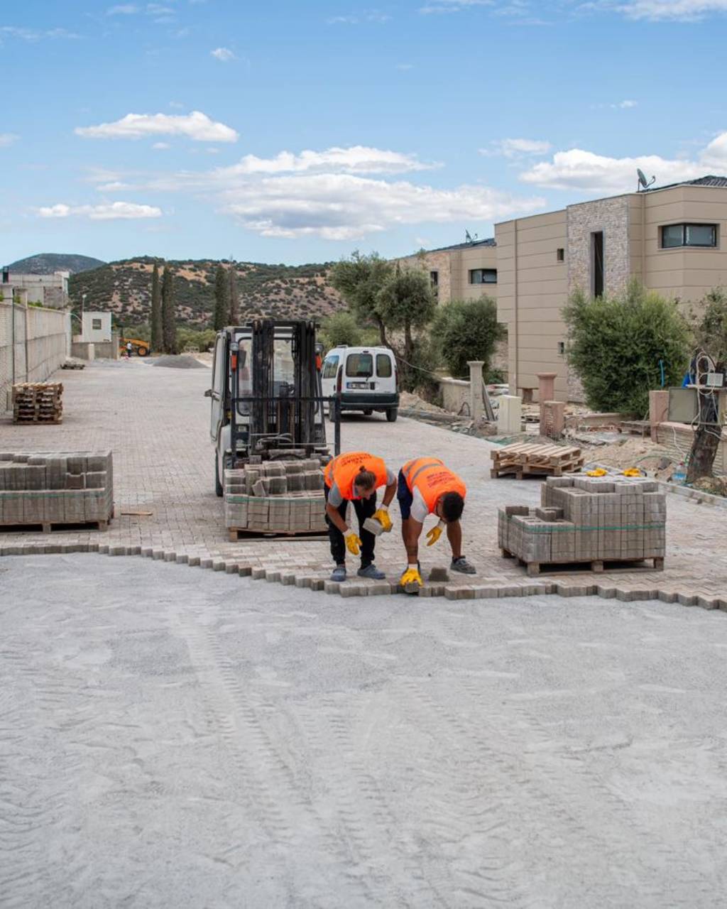 Kuşadası Belediyesi Değirmendere Mahallesi'nde Yol Yapım Çalışmalarına Başladı