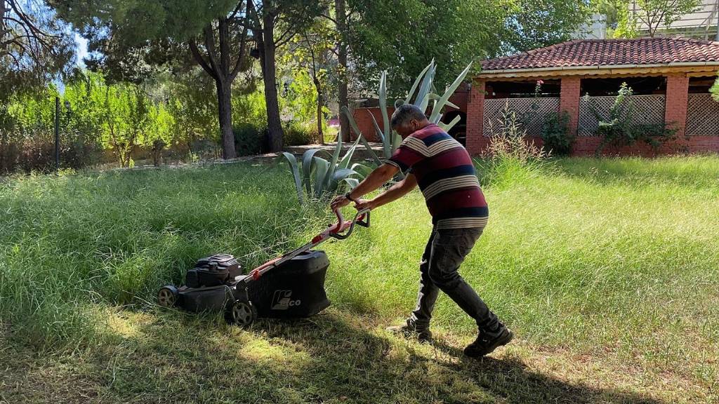 Bozdoğan Belediyesi'nden Jandarma Komutanlığı Çevresinde Ot Biçme Çalışması