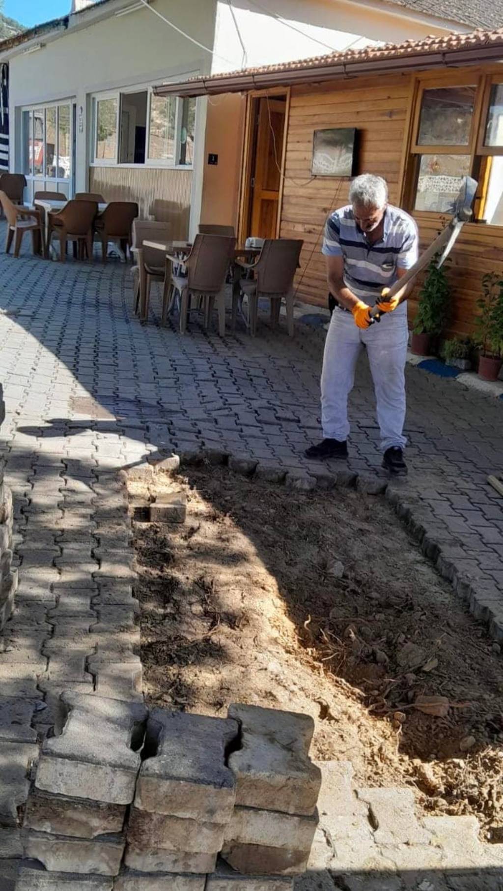 Karacasu Belediyesi'nden Dörtyol Mahallesi'nde Yol ve Kaldırım Bakım Çalışmaları