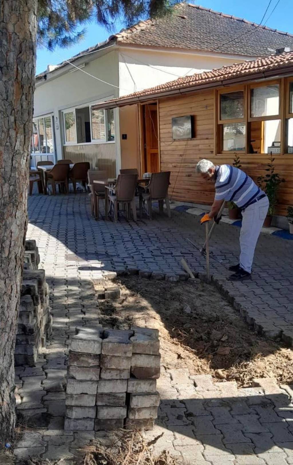 Karacasu Belediyesi'nden Dörtyol Mahallesi'nde Yol ve Kaldırım Bakım Çalışmaları