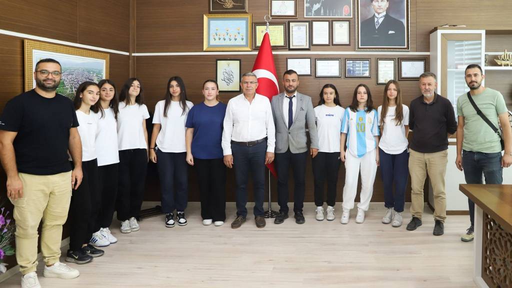 Köşk Belediye Başkanı Nuri Güler, Hentbol Takımlarını Ağırladı