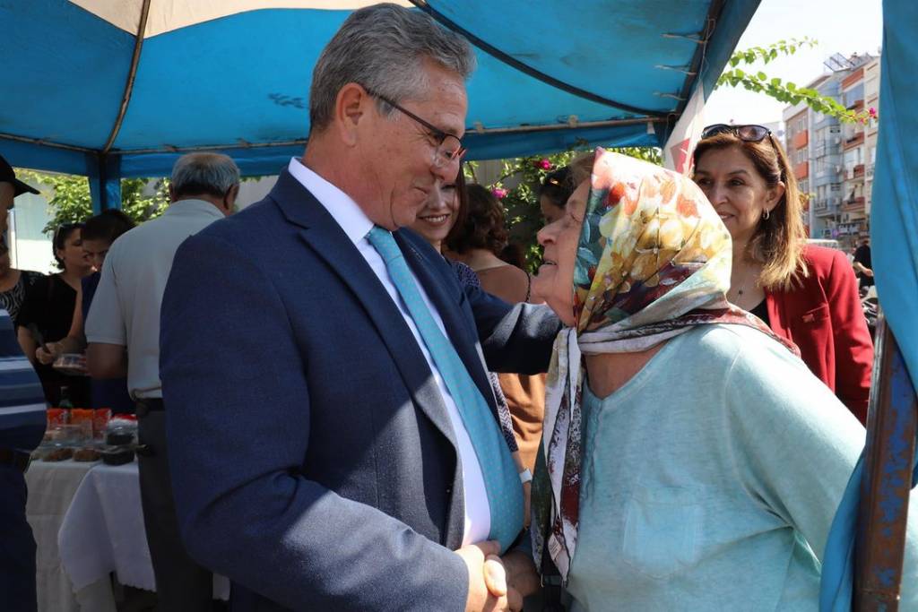 Nazilli Belediye Başkanı Ertuğrul Tetik, Kadın Kolları'nın Kermesine Katıldı