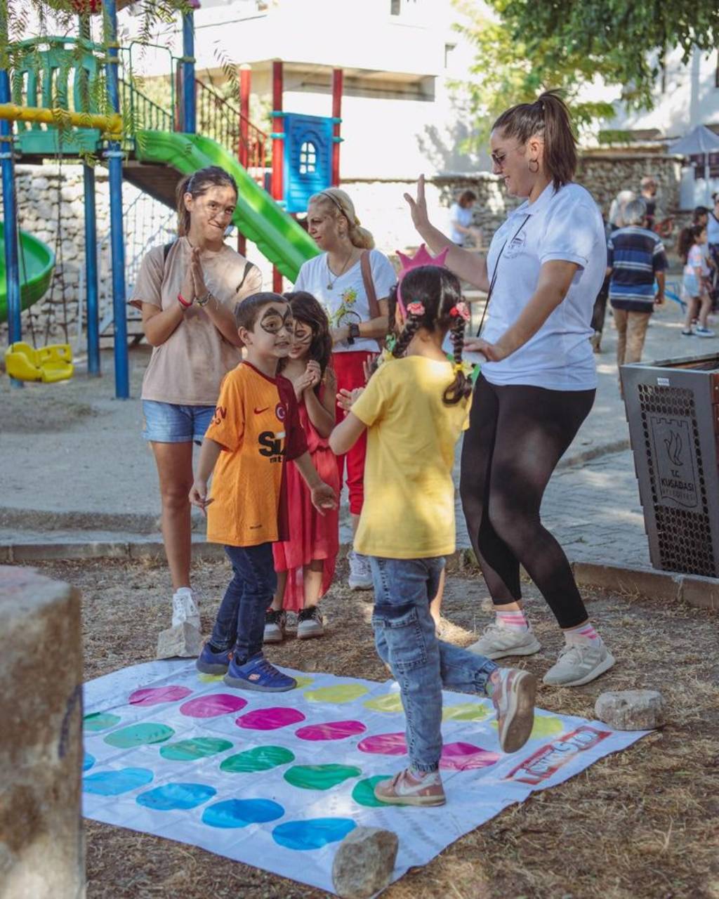 Kuşadası Belediyesi'nden İkioklu Mahalle Şenliği'nde Renkli Etkinlikler