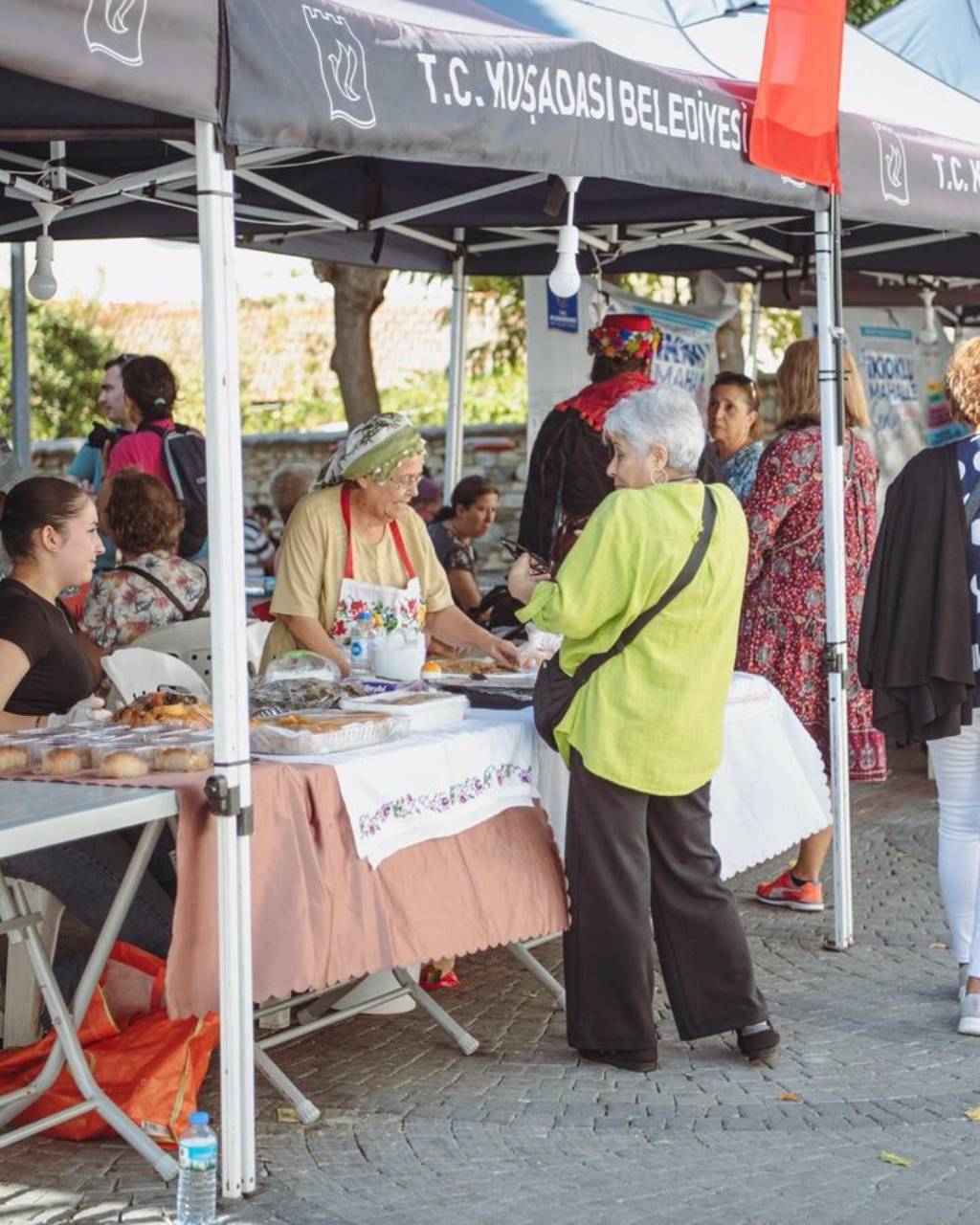 Kuşadası Belediyesi'nden İkioklu Mahalle Şenliği'nde Renkli Etkinlikler