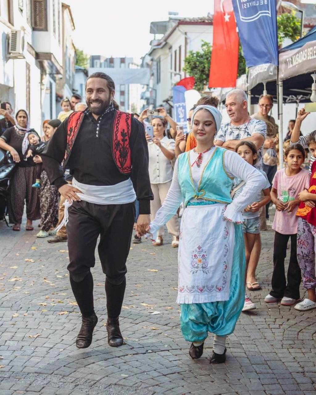 Kuşadası Belediyesi İkioklu Mahalle Şenliği'nde Renkli Anlar Yaşandı