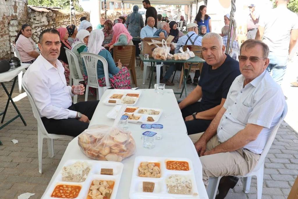 Koçarlı Belediye Başkanı Özgür Arıcı, Yeniköy Mahallesi'nde Düğün Cemiyetine Katıldı