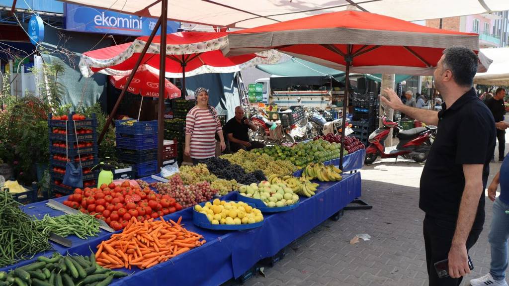 Karpuzlu Belediye Başkanı Hilmi Dönmez, Pazar ve Esnafları Ziyaret Etti