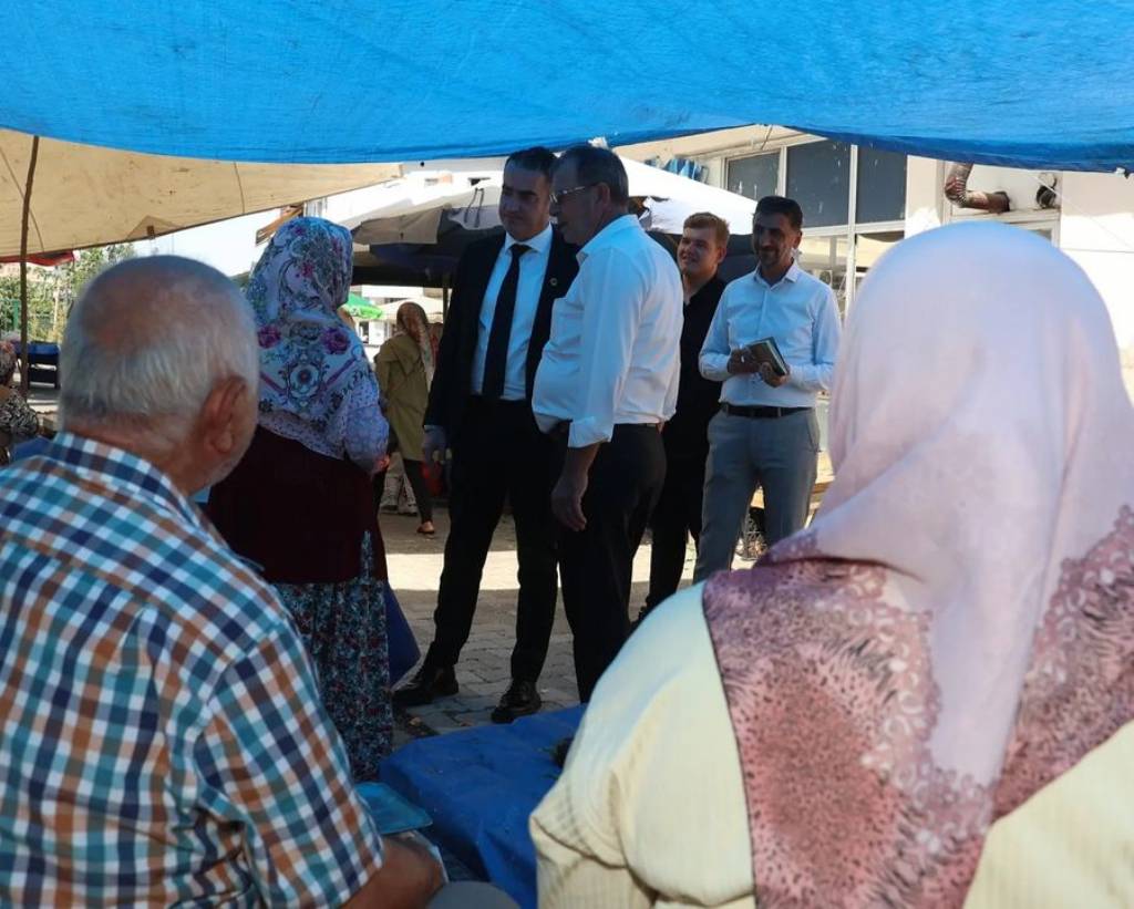 Koçarlı Belediye Başkanı Özgür Arıcı, İlçe Pazarını Ziyaret Etti