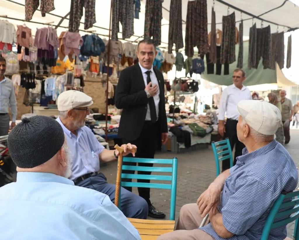 Koçarlı Belediye Başkanı Özgür Arıcı, İlçe Pazarını Ziyaret Etti