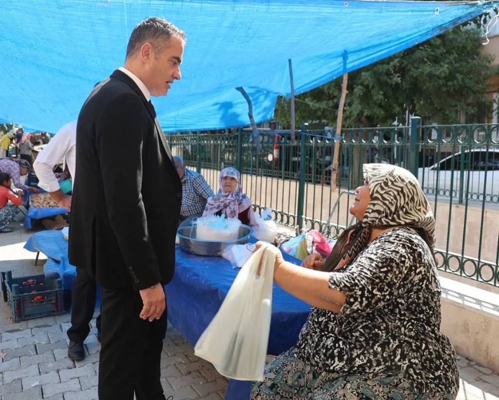 Koçarlı Belediye Başkanı Özgür Arıcı, İlçe Pazarını Ziyaret Etti